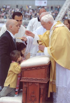 Benedykt XVI udziela Komunii Świętej